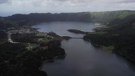 Antena-Panorámica-De-Lagos-Gemelos-En-Sete-Cities,-São-Miguel,-Azores