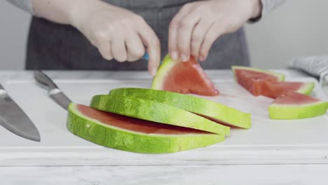 cortar la sandía roja en pedazos pequeños