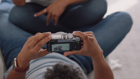 pareja feliz tomando fotos juntos usando la cámara divirtiéndose relajándose en casa en el sofá disfrutando de una relación romántica