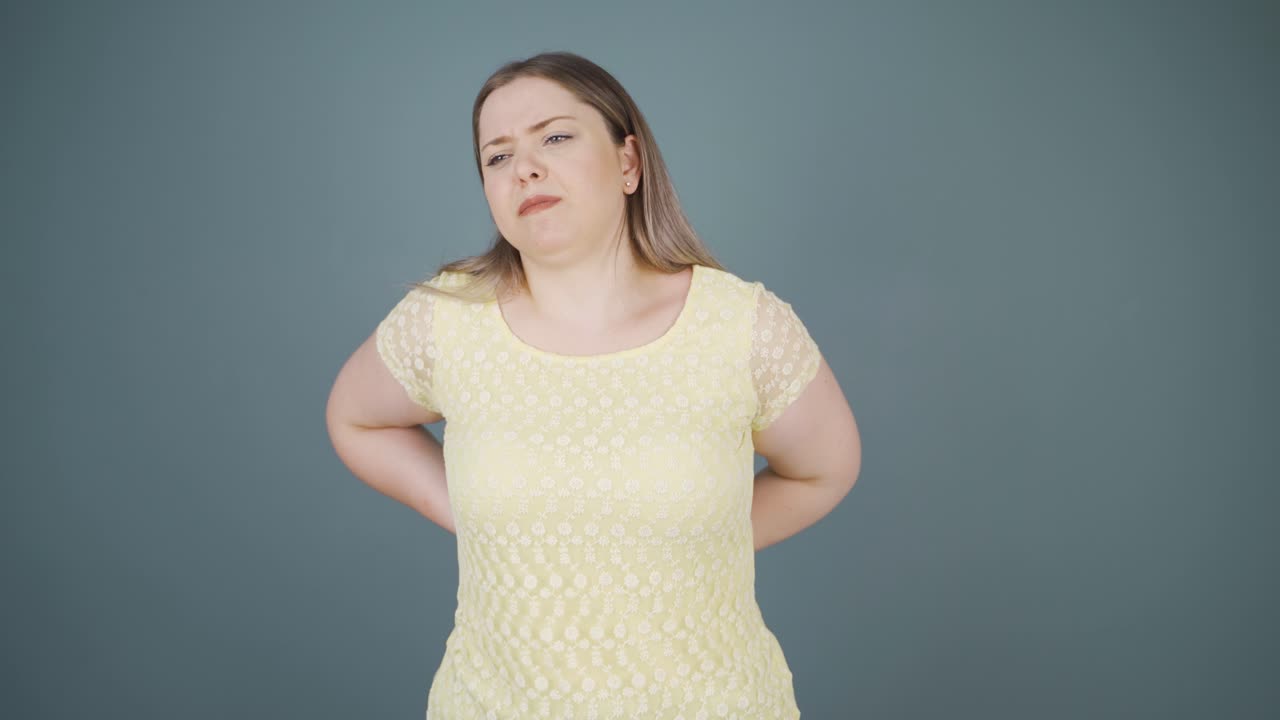 허리 통증이 있는 젊은 여성입니다.