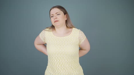 mujer joven con dolor de espalda.