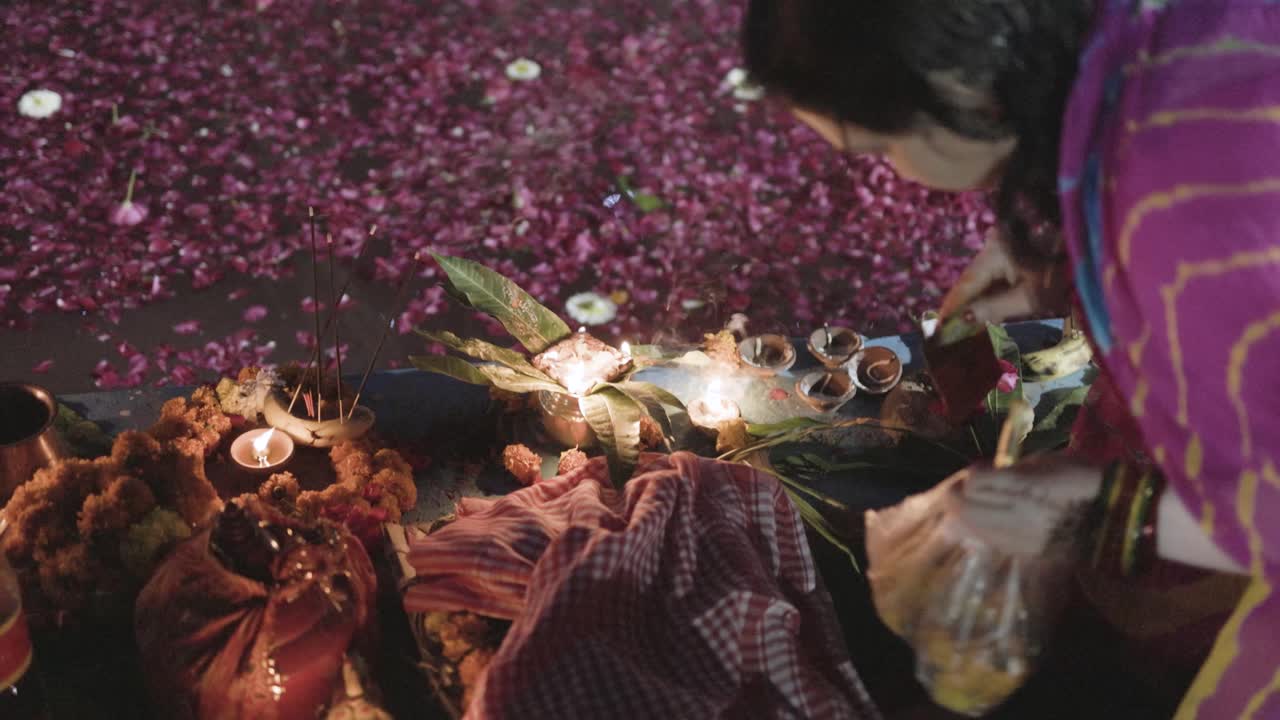 ofrendas sagradas para el dios sol hindú a la orilla del río en el festival de chhath por un devoto indio por la noche