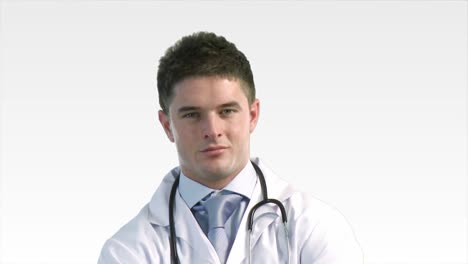 el guapo médico sonriendo.