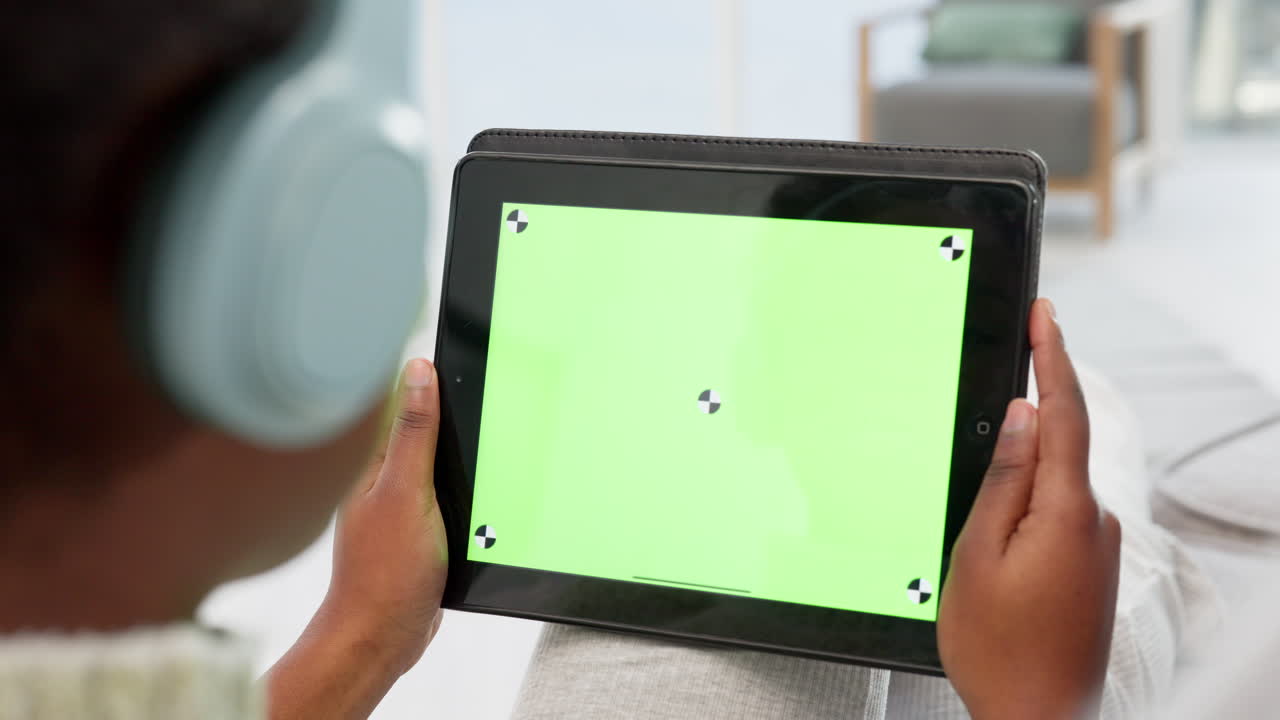 듣기 위해 헤드폰을 착용 한 여성 또는 vlogger