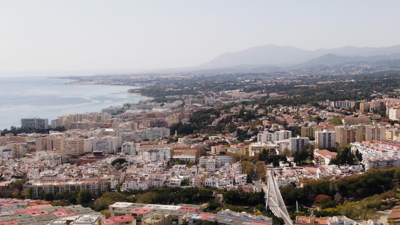 Panoramica aerea scorrevole da destra a sinistra su Marbella, Spagna, in una giornata primaverile.