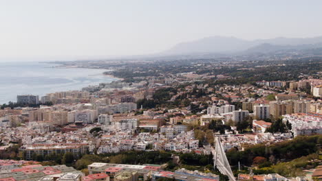 antena deslizante de derecha a izquierda sobre marbella españa el día de la primavera