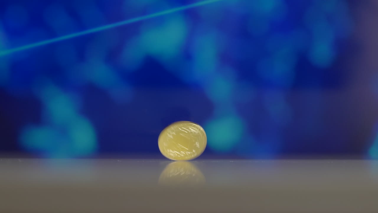 una moneda de ethereum que se hace girar a mano con