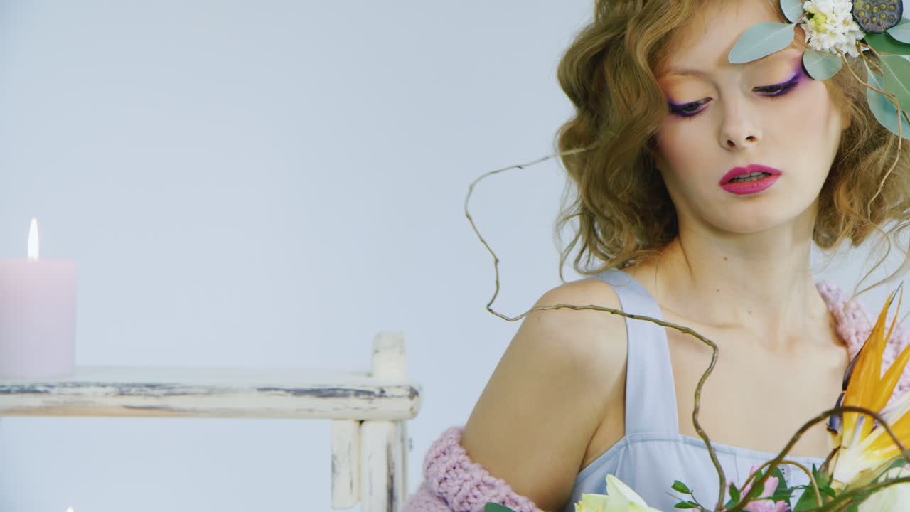 라이브 꽃이 카메라에 포즈를 취하는 머리를 가진 패션 모델