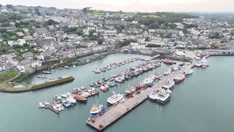 Drone-Panorámico,-Antena-Del-Puerto-De-Newn-Puerto-Pesquero-De-Cornualles,-Reino-Unido