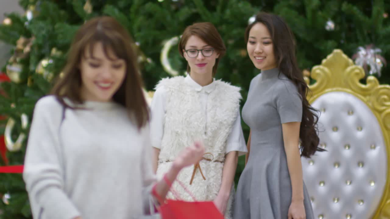 두 친구 의 사진 을 찍는 여자