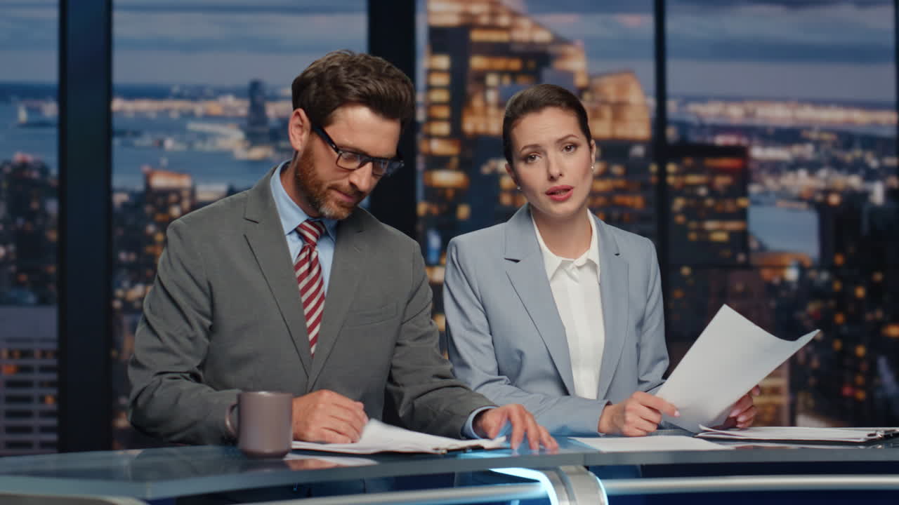 pareja de reporteros anunciando noticias en el canal de información multimedia de cerca