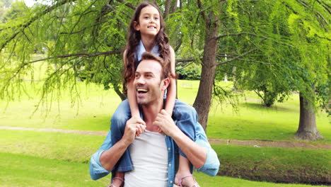 padre feliz a espaldas de su hija
