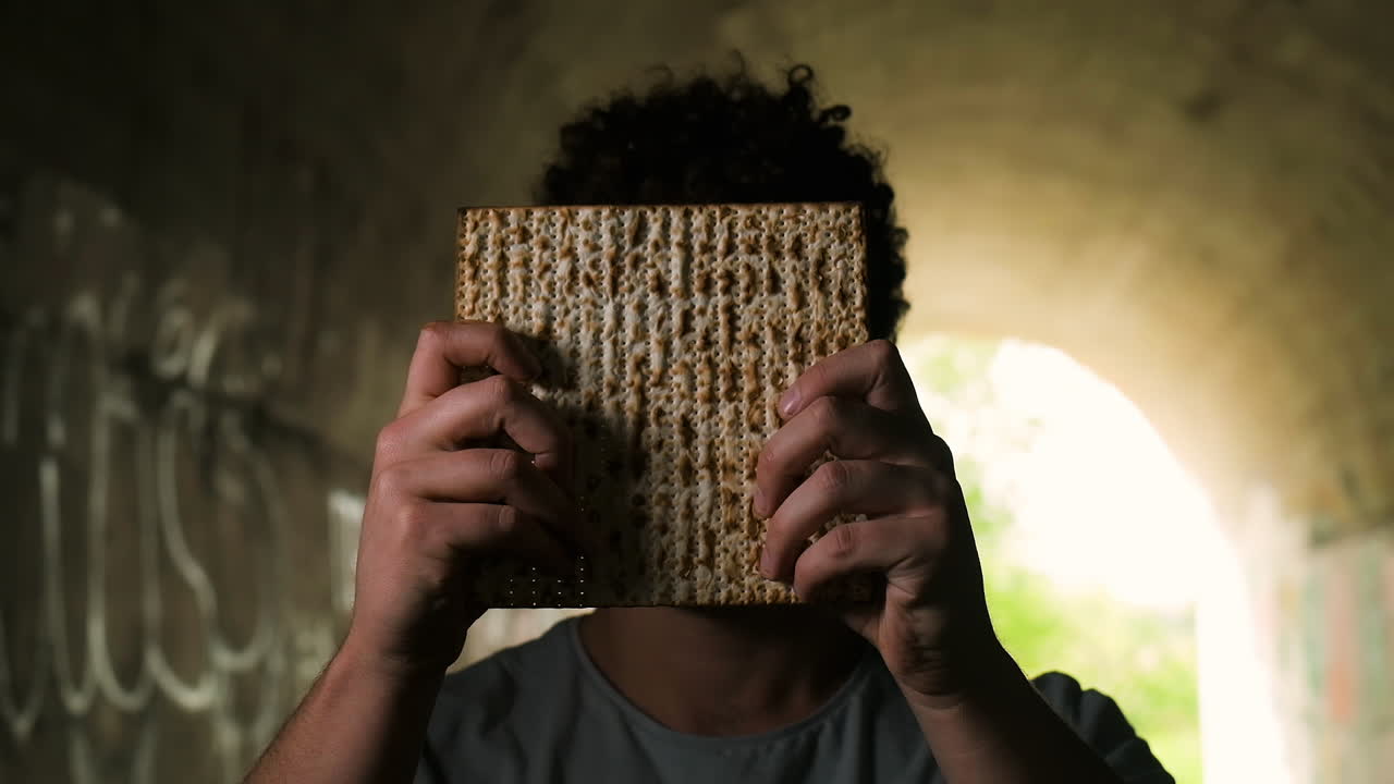Ung mand bryder israelsk religiøs traditionel mad