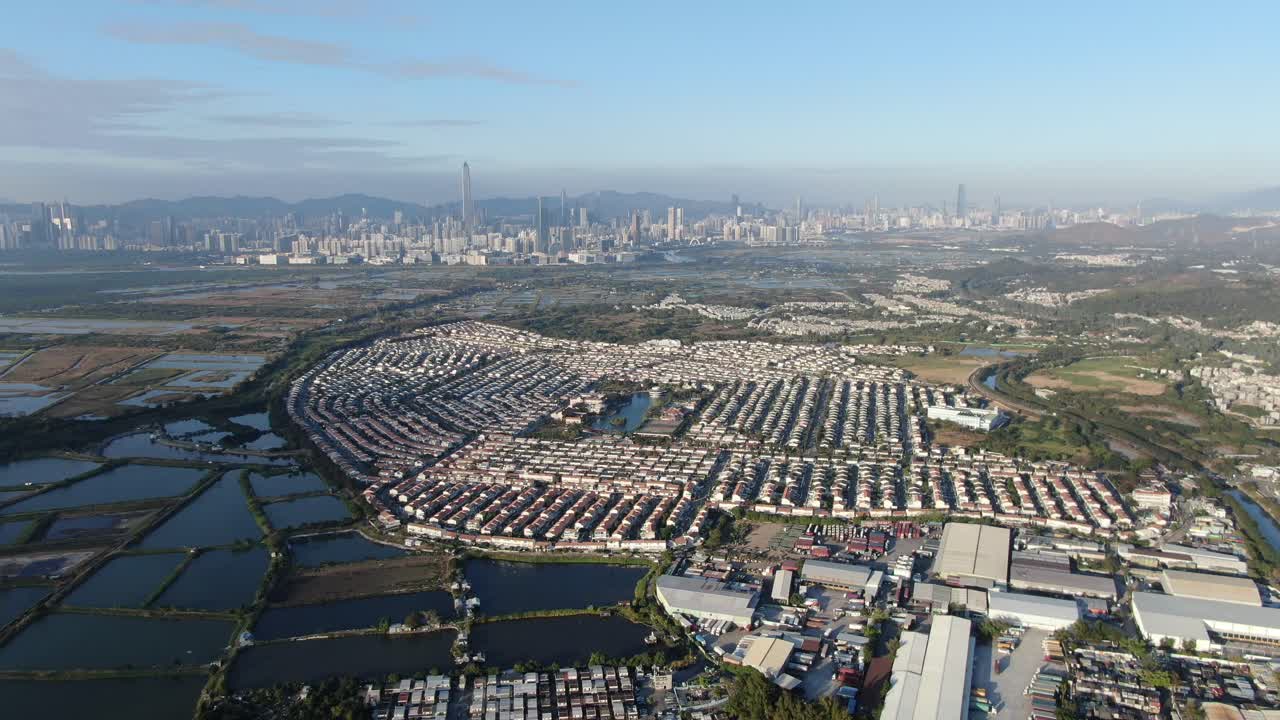 지평선에 심천 스카이라인이 있는 홍콩 농촌 주택 위에 홍콩과 심천 국경선, 공중 전망