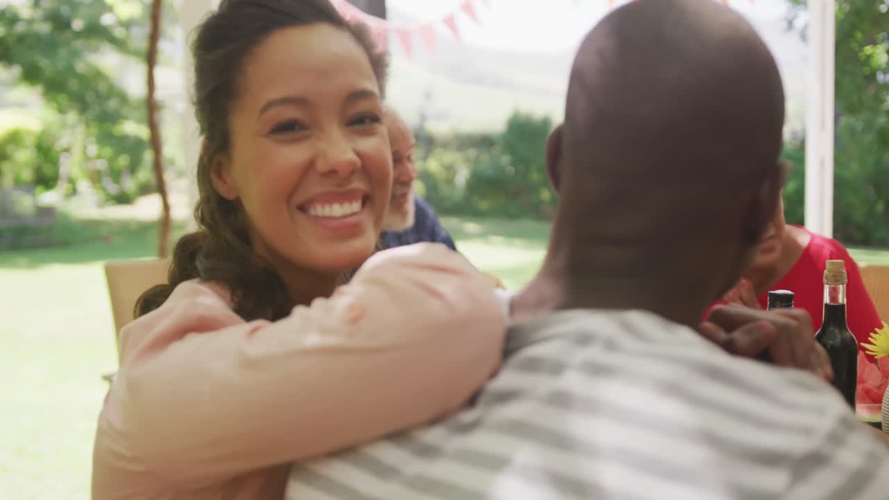 정원에서 시간을 보내는 아프리카계 미국인 여성의 초상화