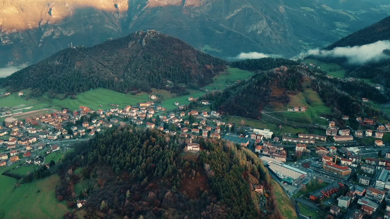 Luftaufnahmen einer kleinen Stadt zwischen den italienischen Alpen