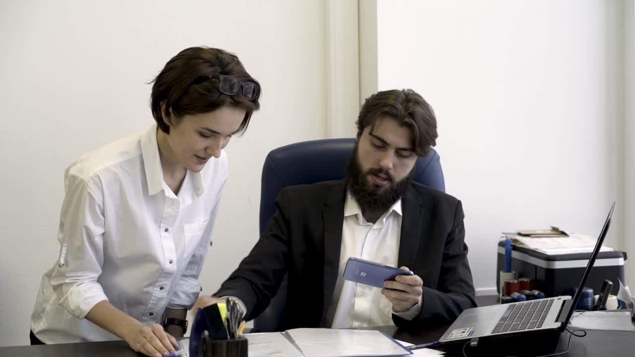 colegas de negocios discutiendo documentos