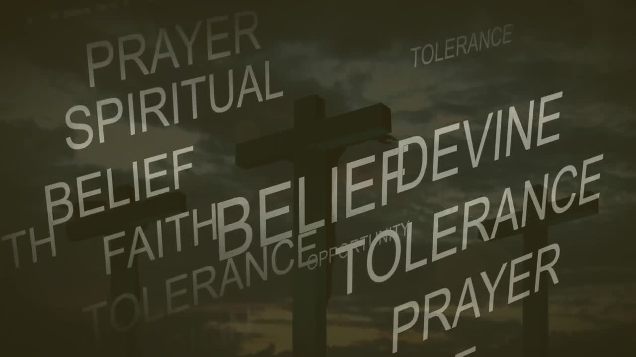 夜空に対するキリスト教の十字架の上に複数の宗教的な言葉