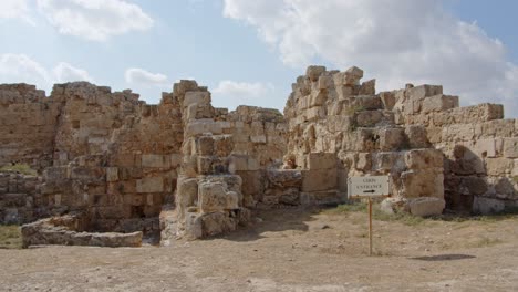 restos de un antiguo edificio de piedra en chipre, ruinas de salamis, vista panorámica derecha