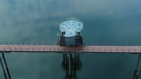 skywalk con una hermosa vista del pequeño río