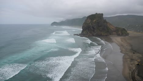 Blick-Auf-Die-Berühmte-Ikonische-Löwenfelsformation-In-Piha,-Neuseeland-An-Einem-Bewölkten-Tag-In-4k