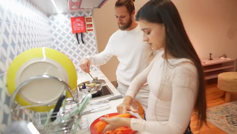 pareja cocinando juntos en una cocina moderna