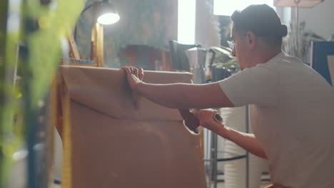 Cuadro-De-Embalaje-De-Pintor-Masculino-En-Papel-Kraft