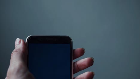 teléfono inteligente que muestra el mensaje "estás despedido"