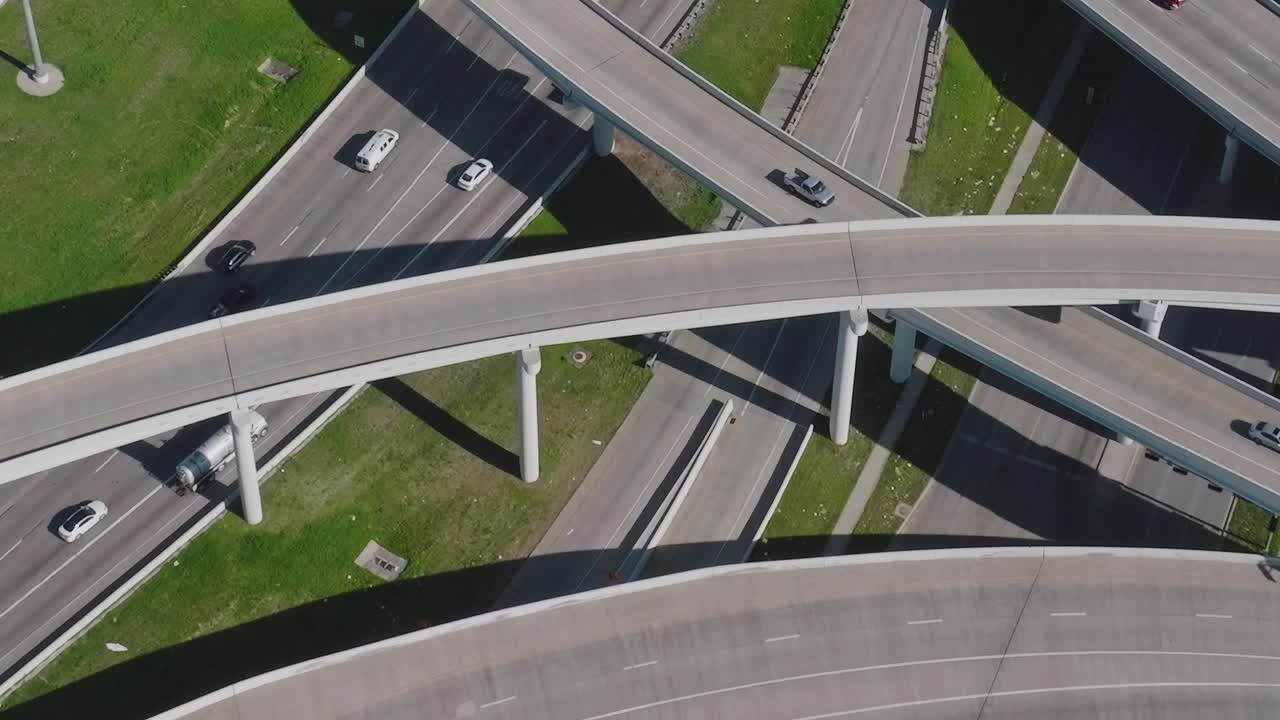 Traffico autostradale nel centro di Dallas, Texas, durante il giorno