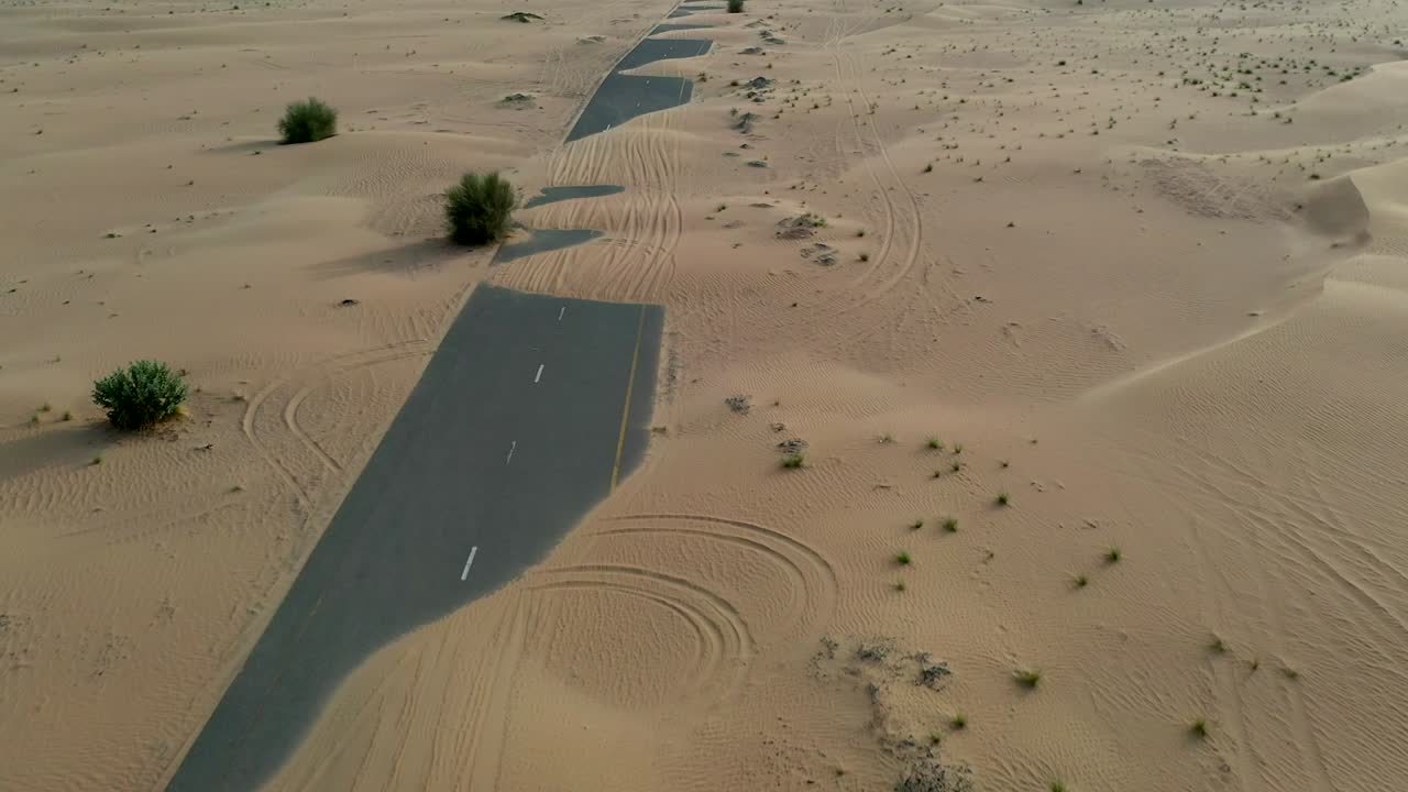 4k 드론 영상, 사막 사이의 도로, 두바이의 반 사막 도로, 아랍에미리트의 높은 모래 언덕 사막의 지질적 풍경, 드론 비디오