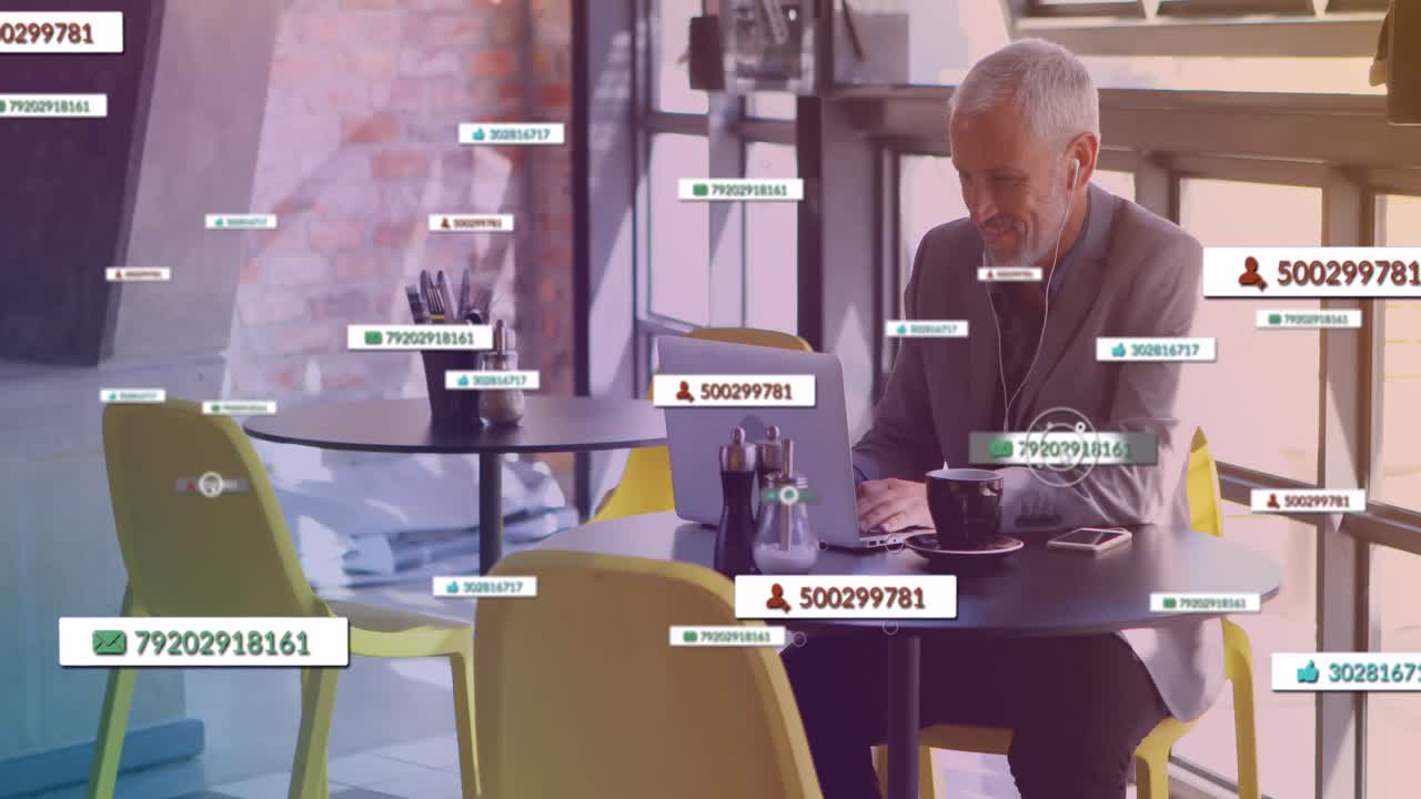 노트북을 사용하는 행복한 백인 남성 위에 미디어 아이콘의 애니메이션