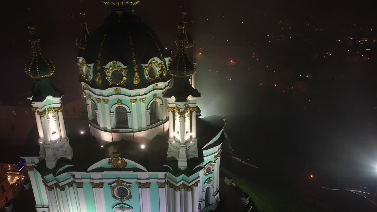 православная церковь ночью, вид с воздуха через туман