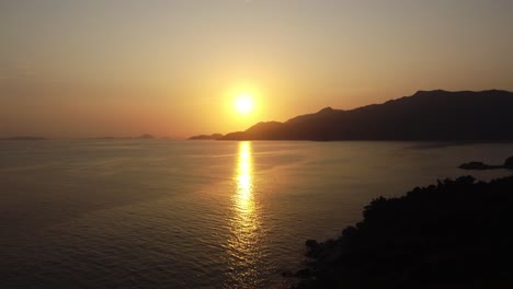 hermosa puesta de sol sobre un mar de selva y océano en hong kong