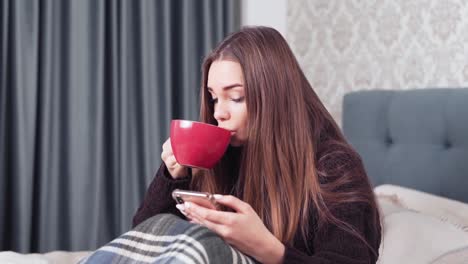 Mädchen-Auf-Dem-Bett-Im-Telefon