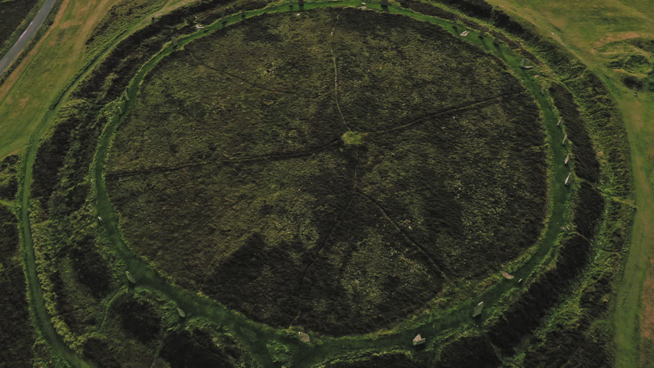 дронный снимок кольца бродгара на оркни