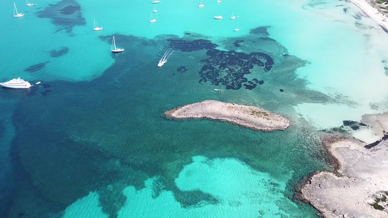 마요르카 (mallorca) 의 카리브 해변 (caribbean beach) 이라는 명성을 얻었습니다.