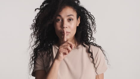 una mujer afroamericana sobre un fondo blanco.