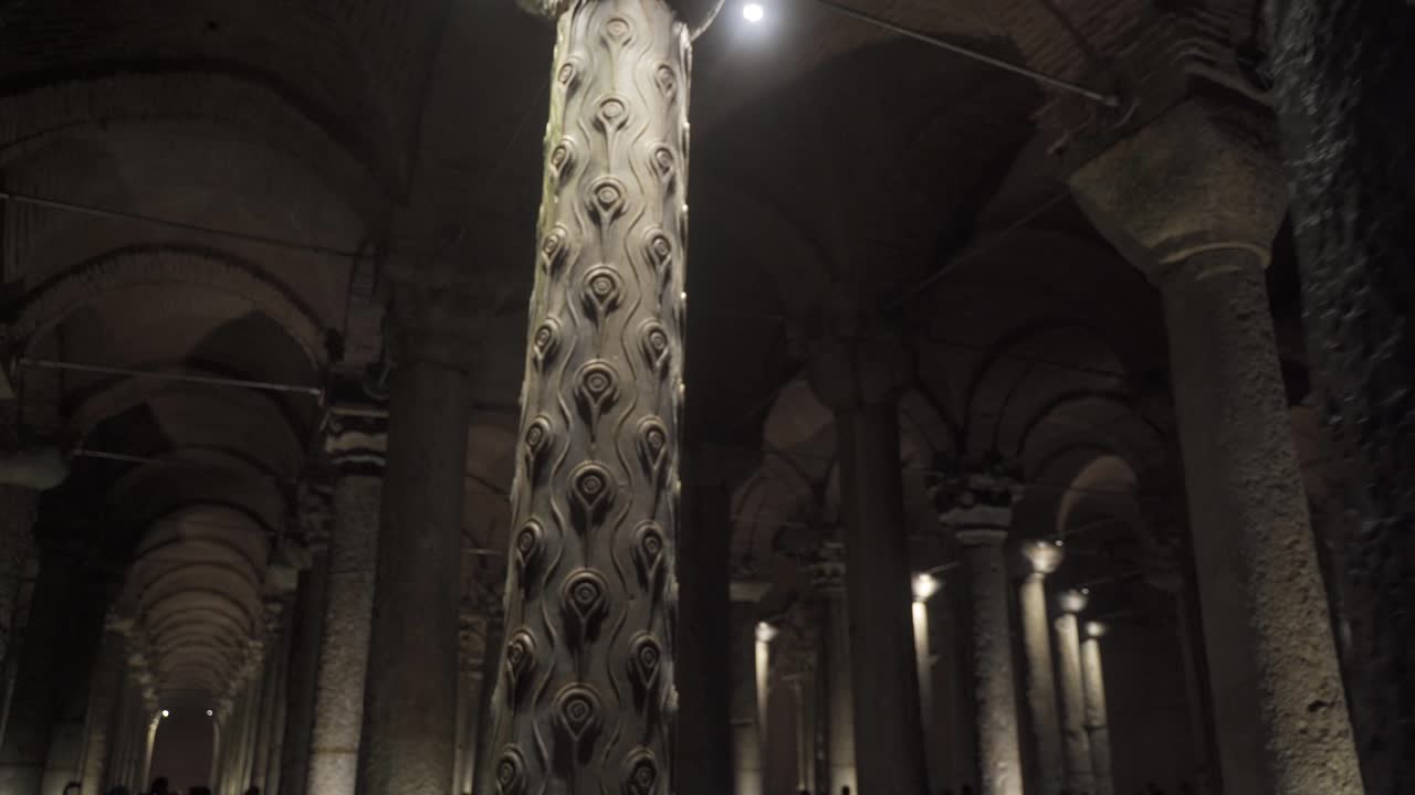 그는 소원을 위해 물에 돈을 던집니다.