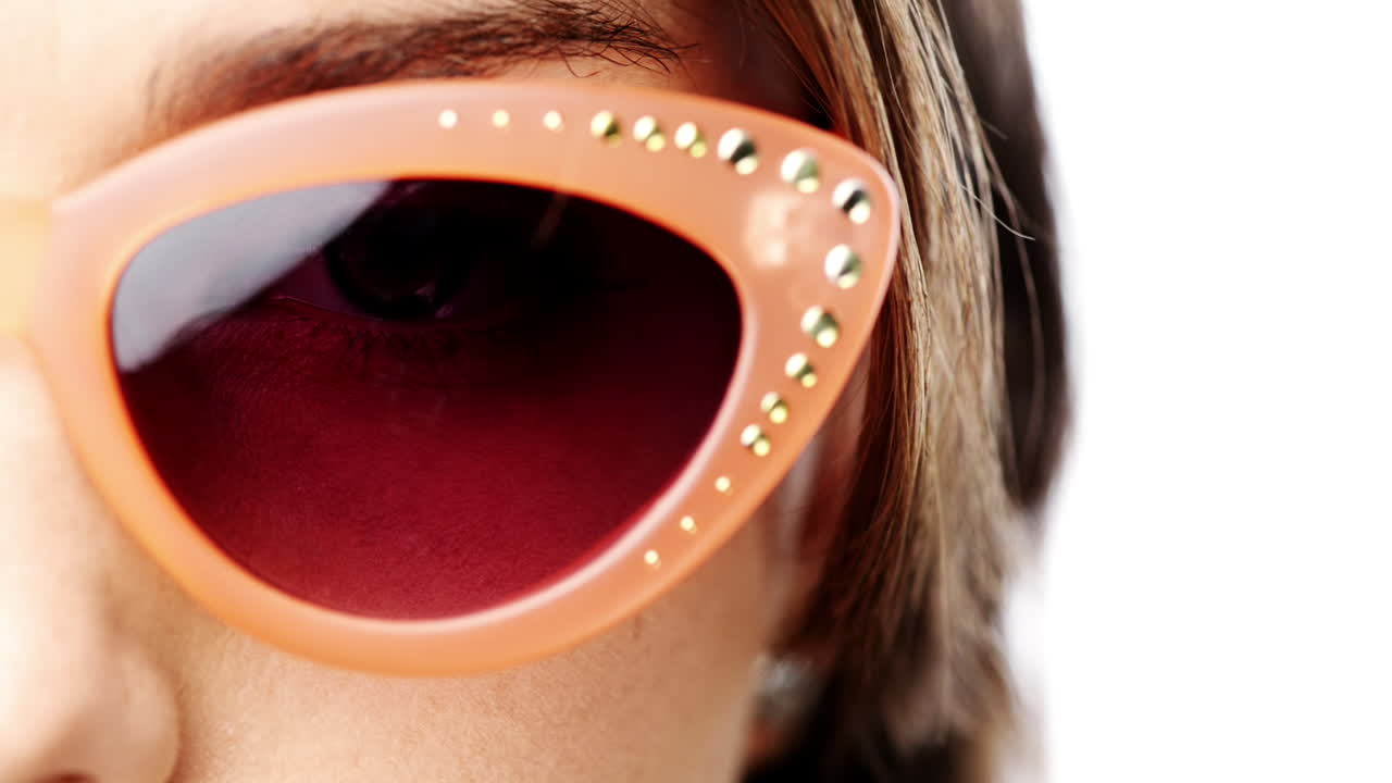 mujer con gafas de sol cerca de los ojos serie de personajes aislados sobre un fondo blanco puro