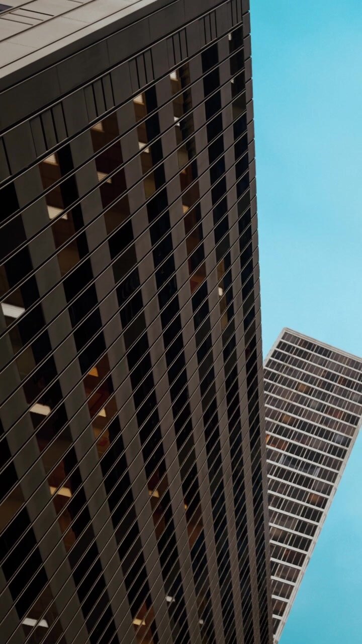 Vista di alti edifici contro un cielo blu in un'area urbana di giorno.