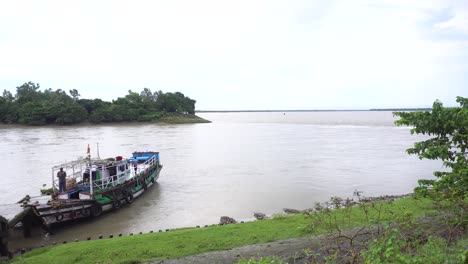 the ferry is standing beides the river