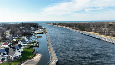 El-Canal-Interior-Que-Une-El-Lago-Muskegon-Con-El-Lago-Michigan.