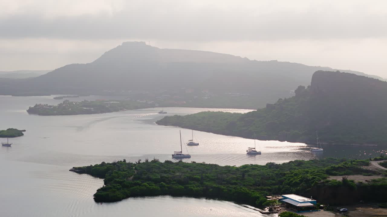 카타마란 은 해가 뜨는 동안 스페인 해역 을 떠난다. 테이블버그 언덕 뒤 에, 쿠라소
