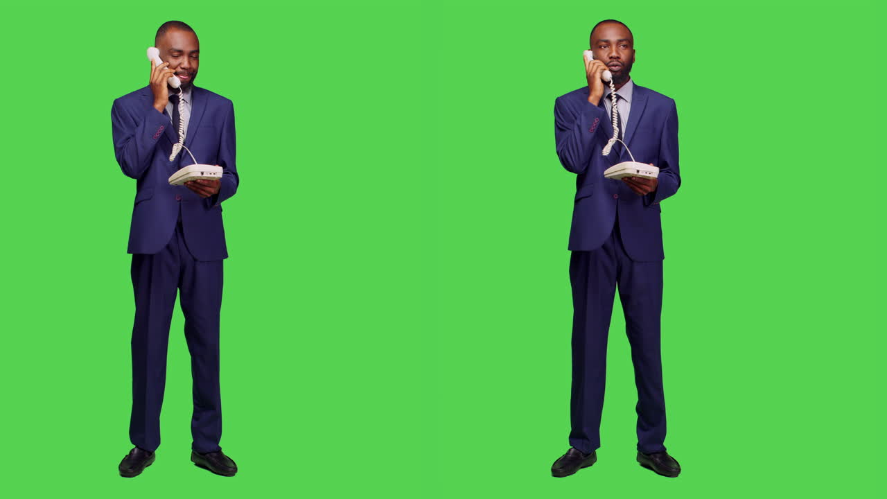 Empresário afro-americano falando ao telefone fixo