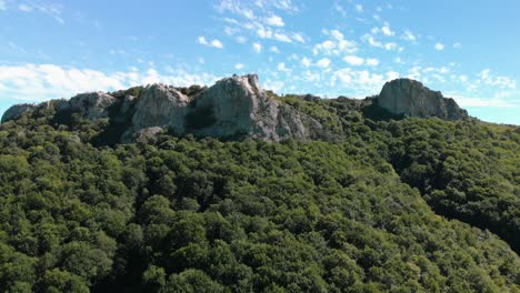 drone está subiendo sobre un bosque a los acantilados en la parte superior, kotel, bulgaria - 15 de octubre de 2018