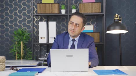 un hombre de negocios infeliz y reflexivo.