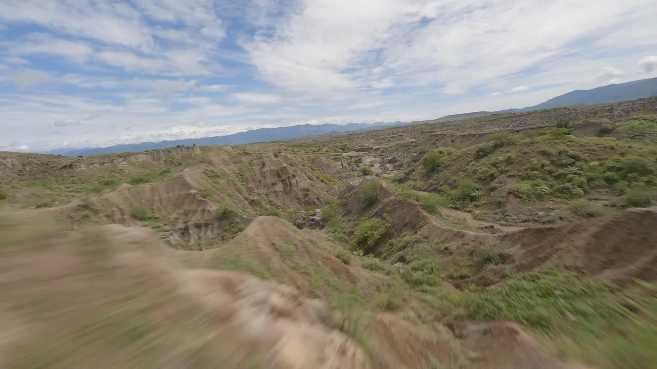 aviones no tripulados vuelan sobre la naturaleza árida del desierto de la tatacoa en el departamento de huila, columbia