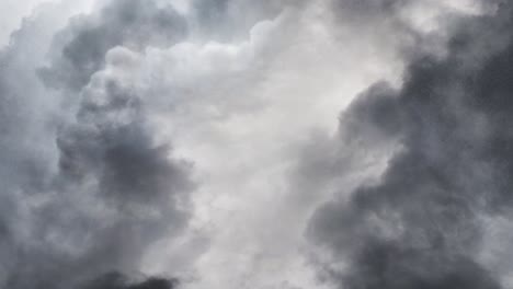 Volando-A-Través-De-Nubes-Cumulonimbus-Y-Tormentas-Eléctricas-En-El-Cielo-Oscuro