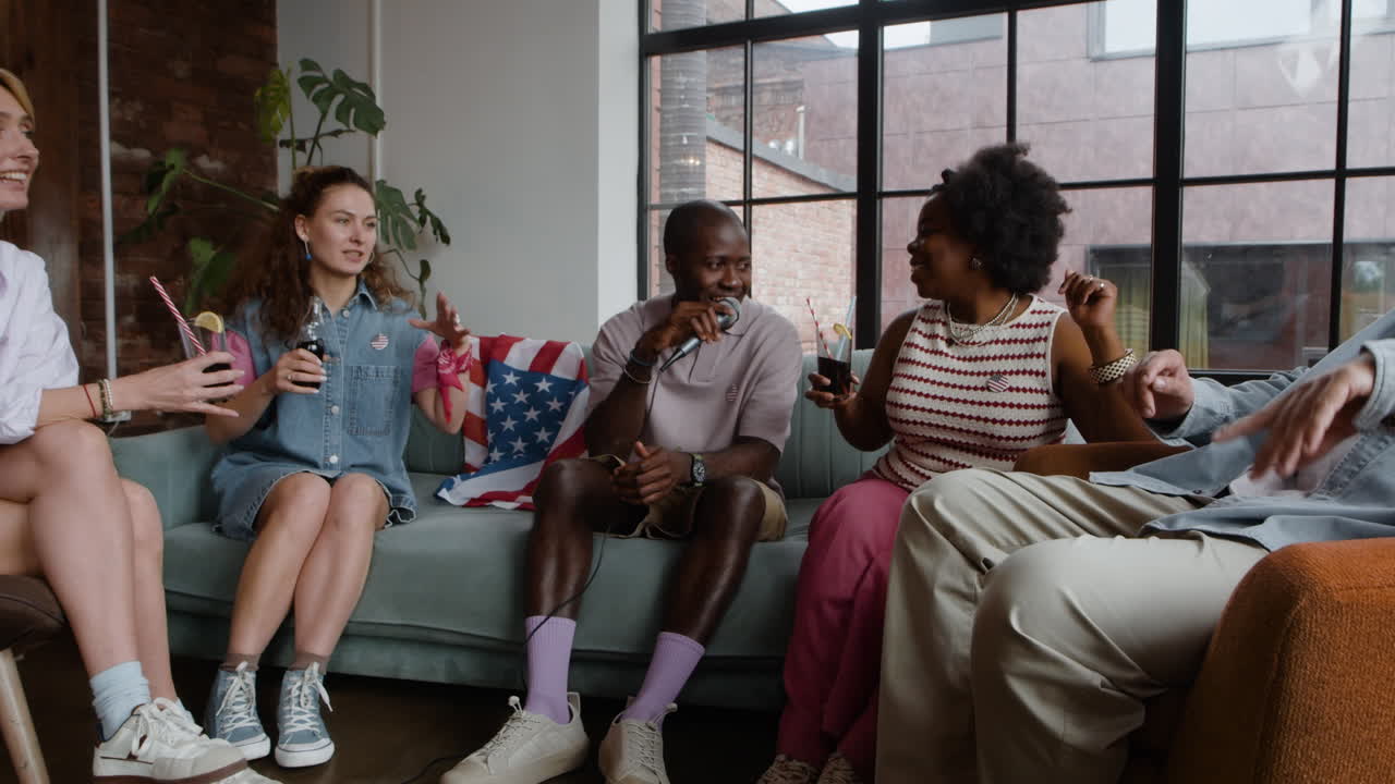 amigos celebrando en casa