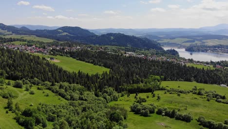 Sereno-Paisaje-Del-Parque-Nacional-Pieniny-Y-El-Lago-Czorsztyn-En-Un-Día-Soleado,-Vista-Aérea